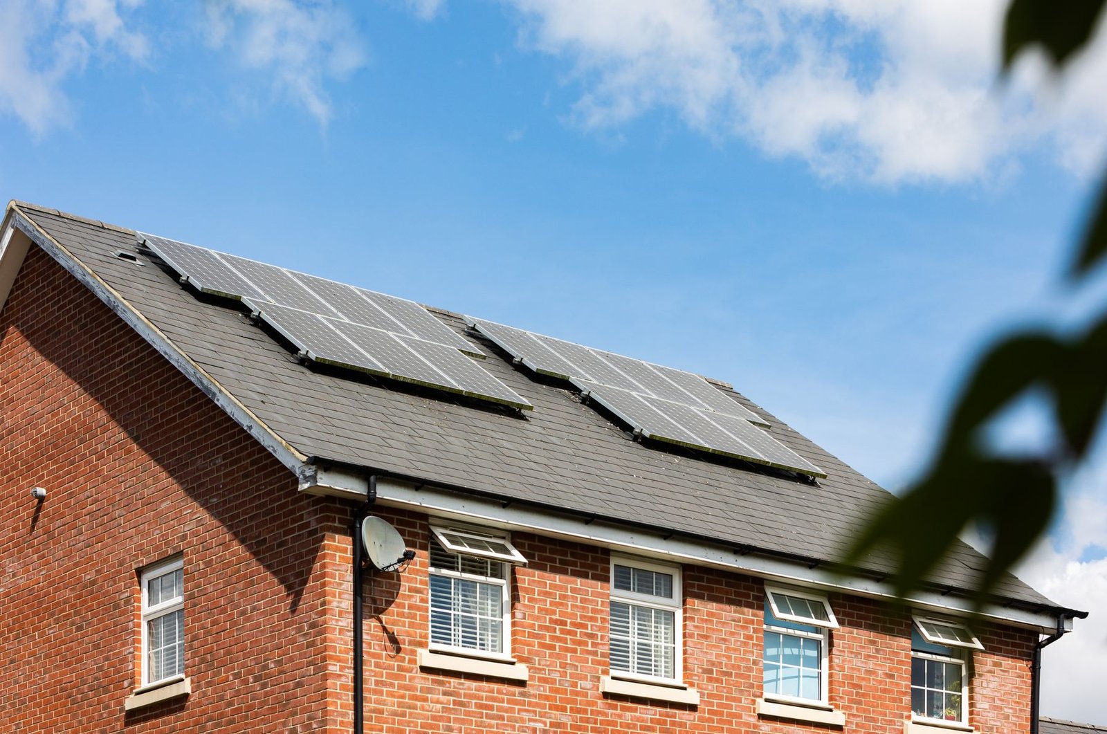 Placas solares en edificio de ladrillo · Pontevedra